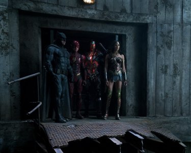 Justice League: Ben Affleck, Ezra Miller, Ray Fisher e Gal Gadot in una scena del film