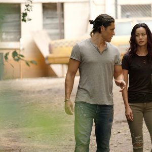 The Gifted: Jamie Chung insieme a Blair Redford in una scena