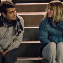 The Big Sick: Kumail Nanjiani e Zoe Kazan seduti sugli scalini