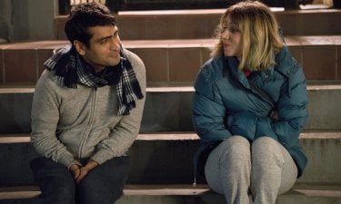 The Big Sick: Kumail Nanjiani e Zoe Kazan seduti sugli scalini