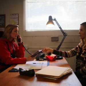 6 Below - Miracle on the Mountain: Mira Sorvino e Sarah Dumont in una scena del film