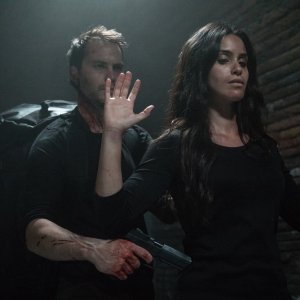 American Assassin: Taylor Kitsch e Shiva Negar in una scena del film