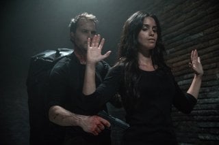 American Assassin: Taylor Kitsch e Shiva Negar in una scena del film
