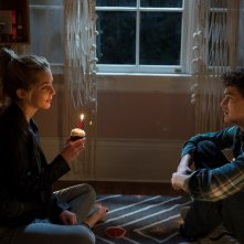 Auguri per la tua morte: Israel Broussard e Jessica Rothe in una scena del film