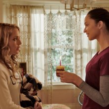 Auguri per la tua morte: Ruby Modine e Jessica Rothe in una scena del film