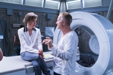 Flatliners - Linea mortale: Ellen Page e il regista Niels Arden Oplev sul set del film