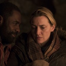 Il domani tra di noi: Kate Winslet e Idris Elba in una scena del film