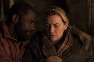Il domani tra di noi: Kate Winslet e Idris Elba in una scena del film