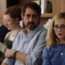 The Big Sick: Holly Hunter e Ray Romano in una scena