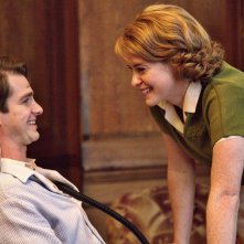 Ogni tuo respiro: Claire Foy e Andrew Garfield in una scena del film
