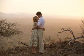Ogni tuo respiro: Claire Foy e Andrew Garfield in un'immagine del film