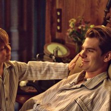 Ogni tuo respiro: Andrew Garfield in una scena del film