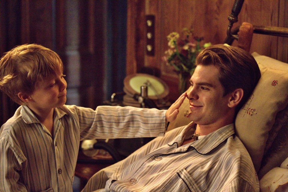 Ogni tuo respiro: Andrew Garfield in una scena del film