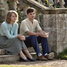 Ogni tuo respiro: Claire Foy e Dean-Charles Chapman in una scena del film