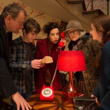 Paddington 2: Hugh Bonneville, Julie Walters, Sally Hawkins, Madeleine Harris e Samuel Joslin in una scena del film