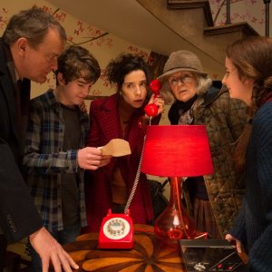 Paddington 2: Hugh Bonneville, Julie Walters, Sally Hawkins, Madeleine Harris e Samuel Joslin in una scena del film