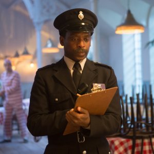 Paddington 2: Richard Ayoade in una scena del film
