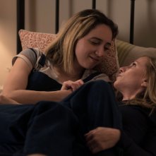The Big Sick: Zoe Kazan e Holly Hunter in una scena del film