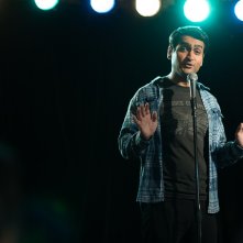 The Big Sick: Kumail Nanjiani sul palco della stand up
