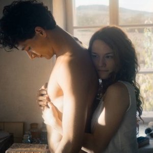 Egon Schiele - Death and the Maiden: Noah Saavedra e Valerie Pachner in un'immagine del film