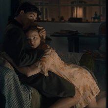 Egon Schiele - Death and the Maiden: Noah Saavedra e Valerie Pachner in una scena del film