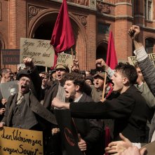 Babylon Berlin: una scena di gruppo della serie tv