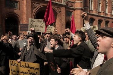 Babylon Berlin: una scena di gruppo della serie tv