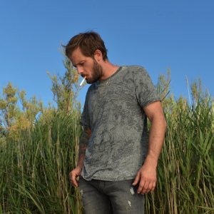 All That Divide Us: Nicolas Duvauchelle in una scena del film