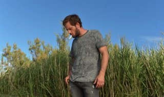 All That Divide Us: Nicolas Duvauchelle in una scena del film