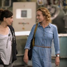 Catch the Wind: Sandrine Bonnaire e Lubna Azabal in una scena del film