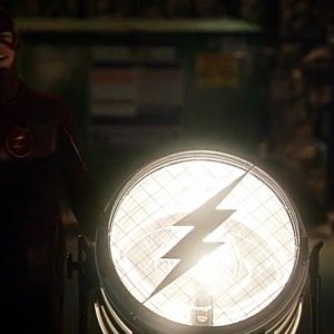 The Flash: Grant Gustin e il Flash-segnale