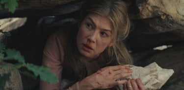 Hostiles: Rosamund Pike in una scena del film