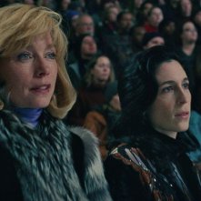 I, Tonya: Julianne Nicholson e Bojana Novakovic in una scena del film