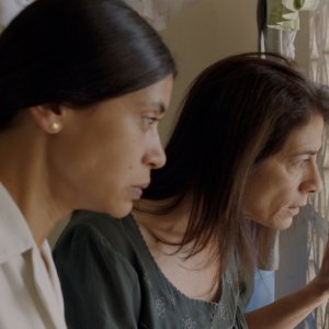Insyriated: Hiam Abbas e Juliette Navis in una scena del film