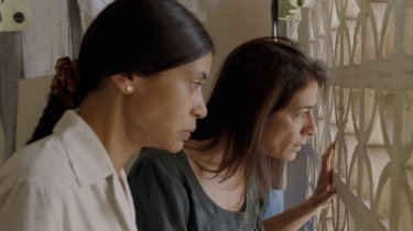 Insyriated: Hiam Abbas e Juliette Navis in una scena del film