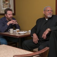 Last Flag Flying: Laurence Fishburne e Bryan Cranston in un momento del film