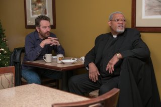 Last Flag Flying: Laurence Fishburne e Bryan Cranston in un momento del film