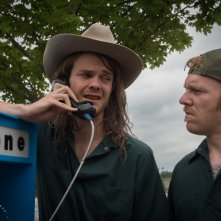 Logan Lucky: Jack Quaid e Brian Gleeson in una scena del film