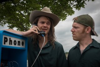 Logan Lucky: Jack Quaid e Brian Gleeson in una scena del film