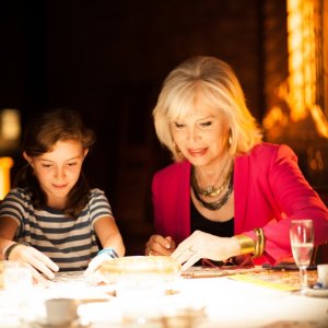 Metti una notte: Amanda Lear e Flavia Mattei in una scena del film