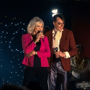Metti una notte: Maurizio Lombardi e Amanda Lear in una scena del film