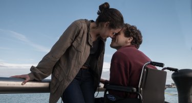 Stronger: Tatiana Maslany e Jake Gyllenhaal in una scena del film