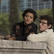 The Only Living Boy in New York: Kiersey Clemons e Callum Turner in una scena del film