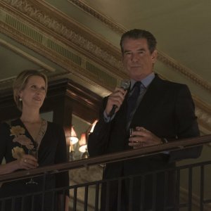 The Only Living Boy in New York: Pierce Brosnan e Cynthia Nixon in una scena del film