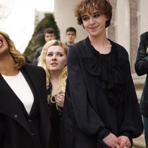 Freak Show: Abigail Breslin, Laverne Cox, Annasophia Robb e Alex Lawther in una scena del film