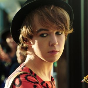 Freak Show: Alex Lawther in una scena del film