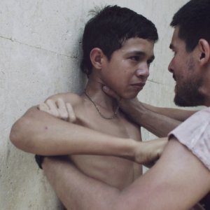 La familia: Giovanni García e Reggie Reyes in un'immagine del film
