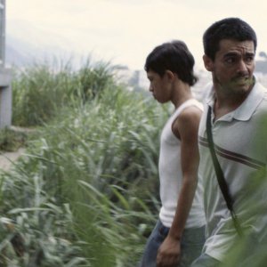 La familia: Giovanni García e Reggie Reyes in una scena del film