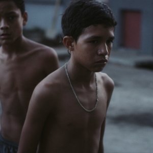 La familia: Reggie Reyes in una scena del film