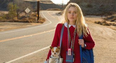 Please Stand By: Dakota Fanning in una scena del film